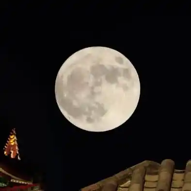 月亮的圆缺变化是由什么引起的？