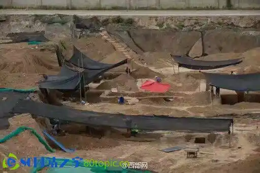 西安一大学现古墓 西安一高校校内现古墓 学生半夜不敢上厕所